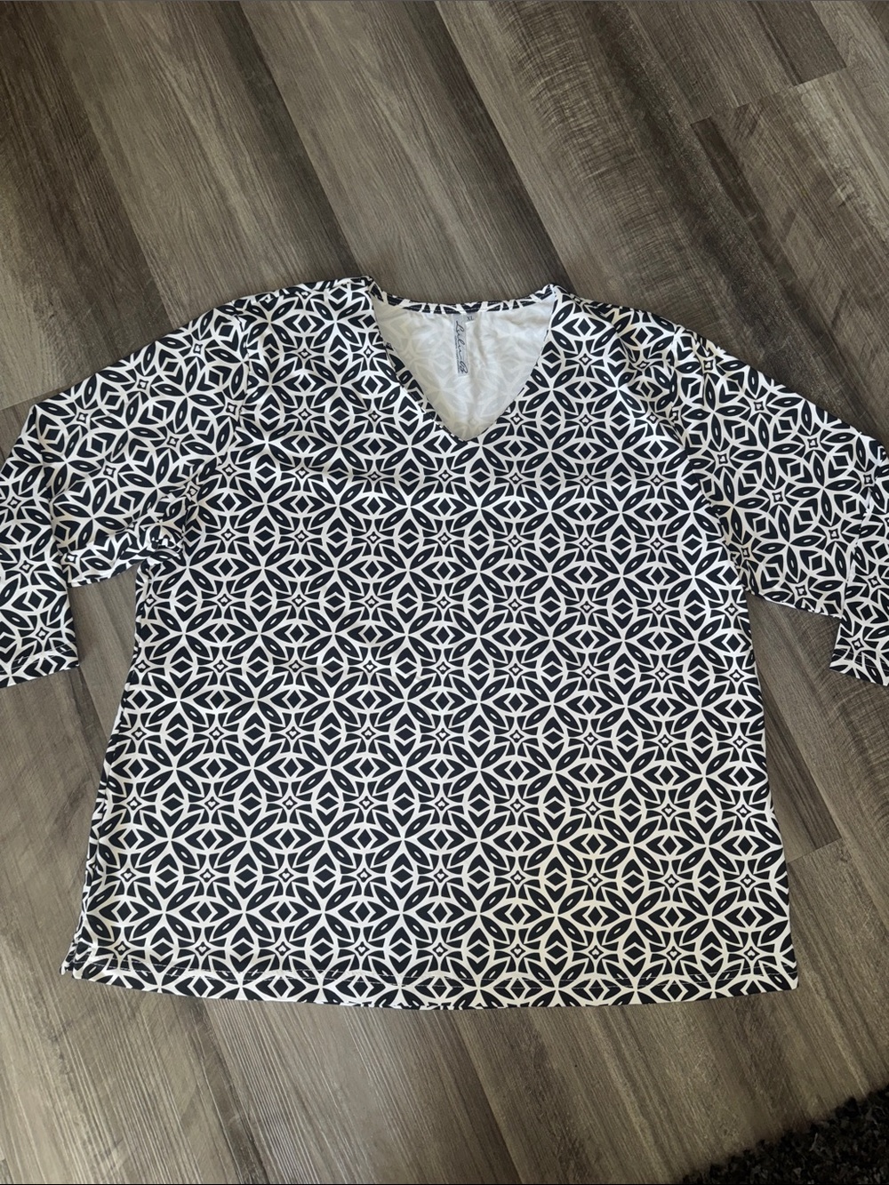 Lulu-B XL shirt top geometric white black womens resort wear casual stretch